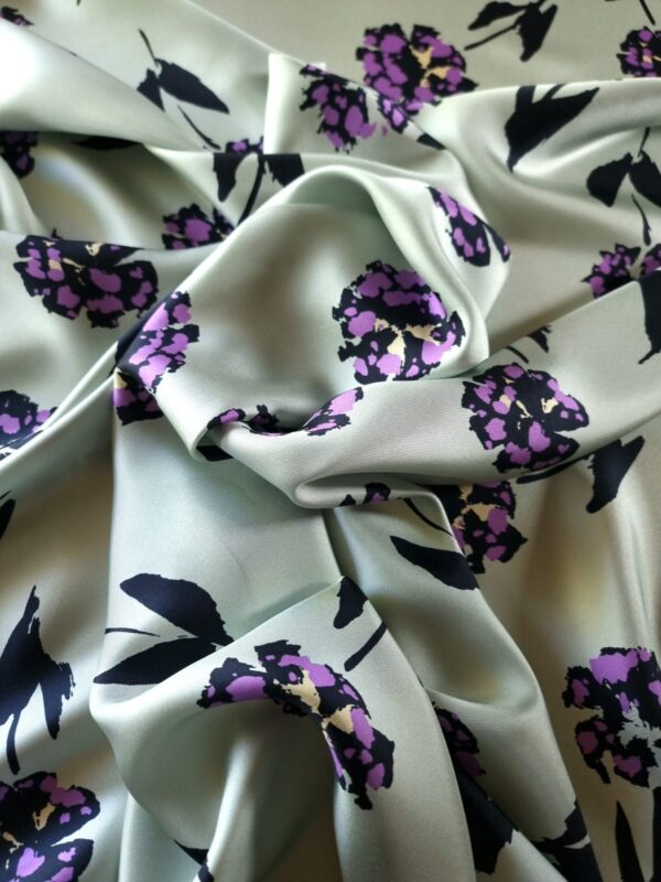 Tesatura twill din matase naturala - design cu flori Violet pe fond Gri - Verzui - imagine 3