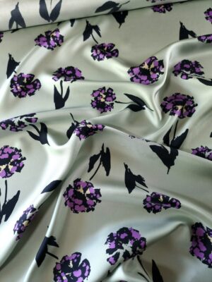 Tesatura twill din matase naturala - design cu flori Violet pe fond Gri - Verzui