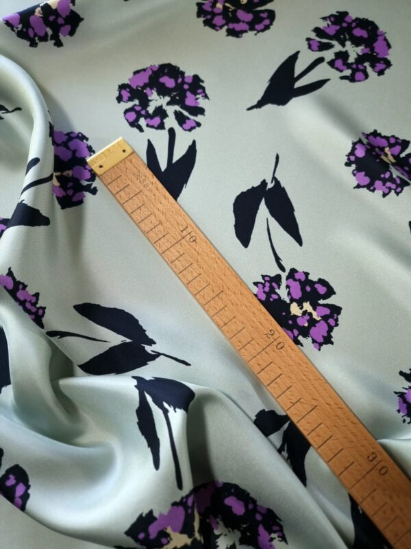 Tesatura twill din matase naturala - design cu flori Violet pe fond Gri - Verzui - imagine 7