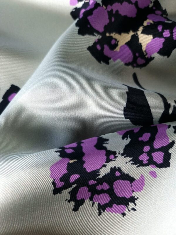 Tesatura twill din matase naturala - design cu flori Violet pe fond Gri - Verzui - imagine 8