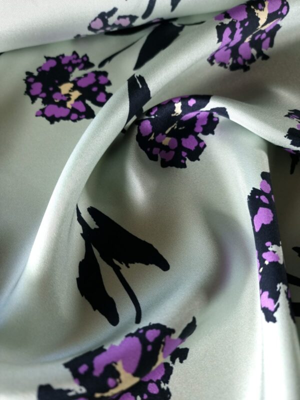 Tesatura twill din matase naturala - design cu flori Violet pe fond Gri - Verzui - imagine 5