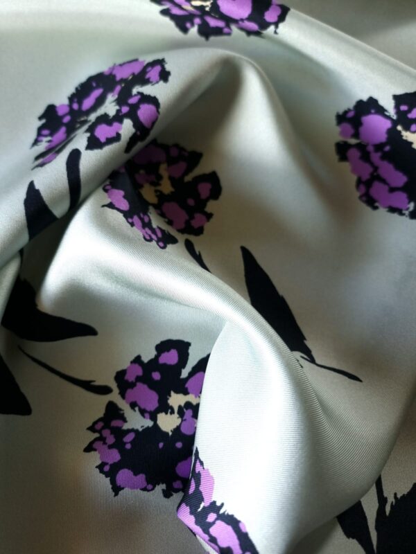 Tesatura twill din matase naturala - design cu flori Violet pe fond Gri - Verzui - imagine 10