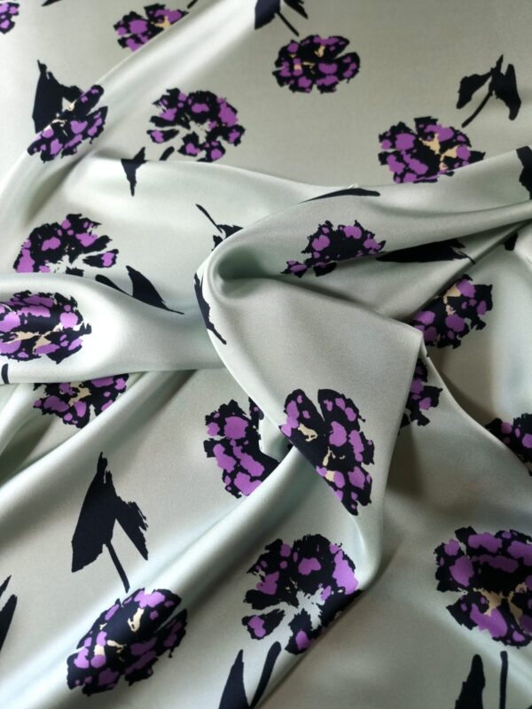 Tesatura twill din matase naturala - design cu flori Violet pe fond Gri - Verzui - imagine 2