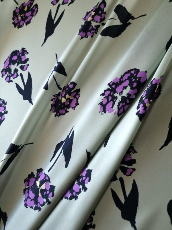 Tesatura twill din matase naturala - design cu flori Violet pe fond Gri - Verzui - imagine 9