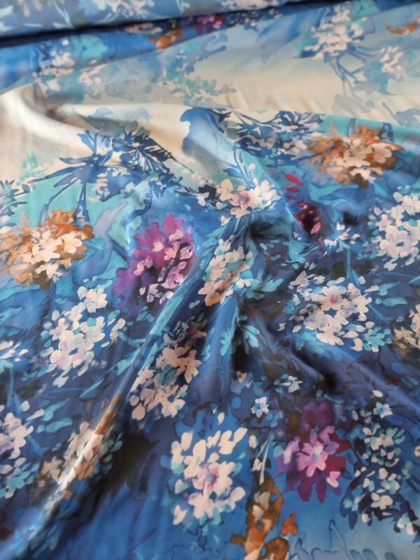 Voal Georgette din matase naturala - tip panou - design floral, Albastru / Alb - imagine 3