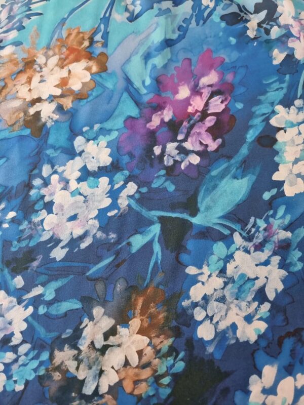 Voal Georgette din matase naturala - tip panou - design floral, Albastru / Alb - imagine 4