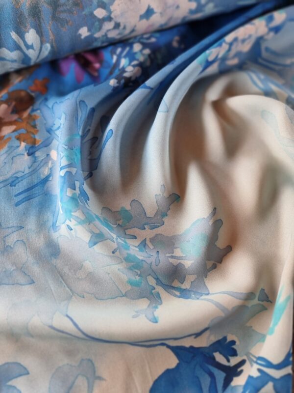 Voal Georgette din matase naturala - tip panou - design floral, Albastru / Alb - imagine 6