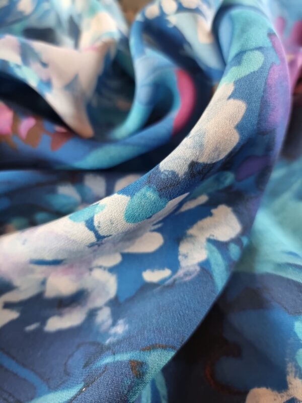 Voal Georgette din matase naturala - tip panou - design floral, Albastru / Alb - imagine 8