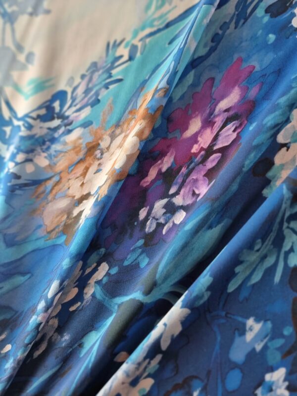 Voal Georgette din matase naturala - tip panou - design floral, Albastru / Alb - imagine 9