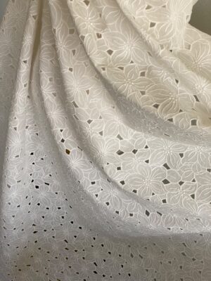 Broderie spartă pe suport de bumbac fin - design floral,  Alb / Ivoire