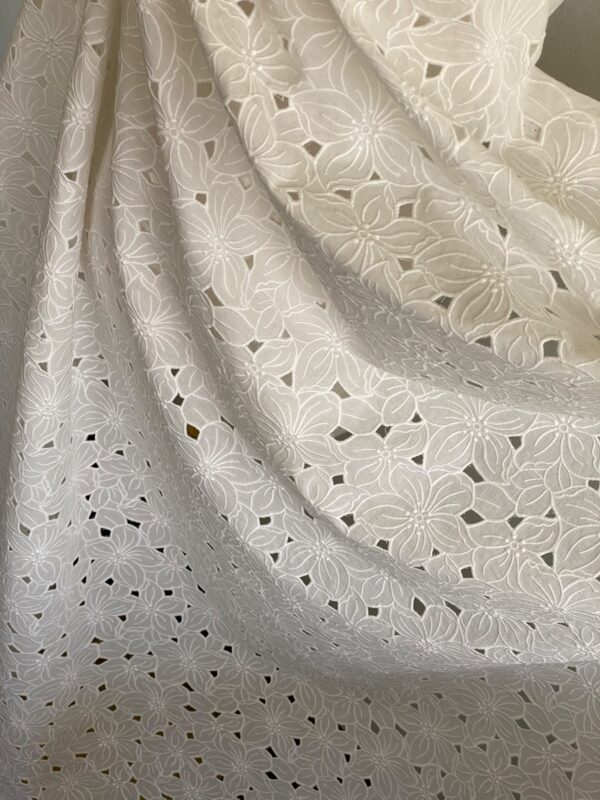 Broderie spartă pe suport de bumbac fin – design floral,  Alb / Ivoire