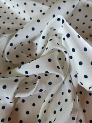 esatura din matase naturala  - Crepe de Chine cu buline Negre pe fond Alb