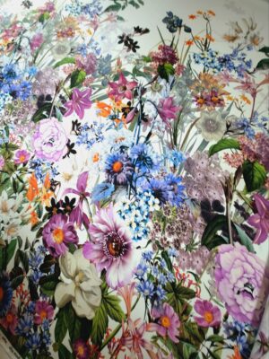 Tesatura din matase naturala - twill cu bordură laterala si design floral, Multicolor pe fond ivoire