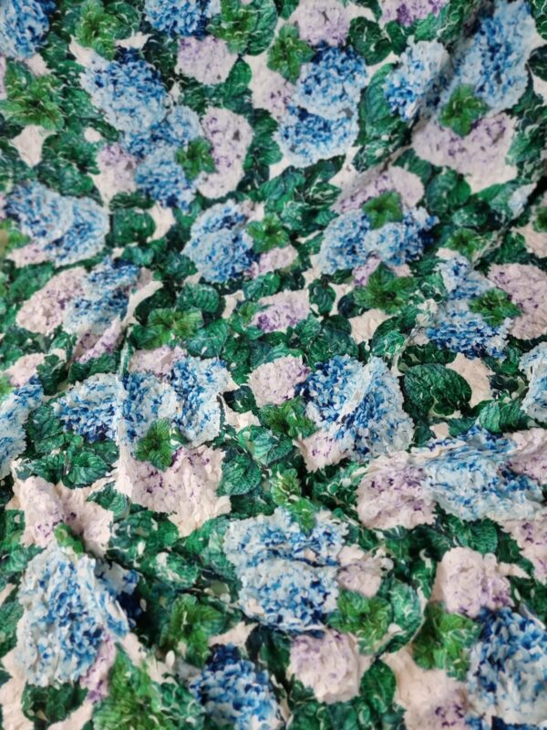 Tesatura cu broderie 3D pe suport de tulle printat – design floral, Albastru / Mov / Verde, pe fond Alb