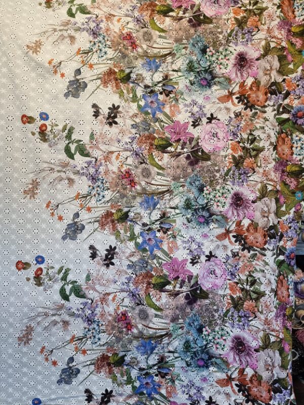 Tesatura din bumbac cu broderie spartă – imprimata cu bordură florală  Multicolor