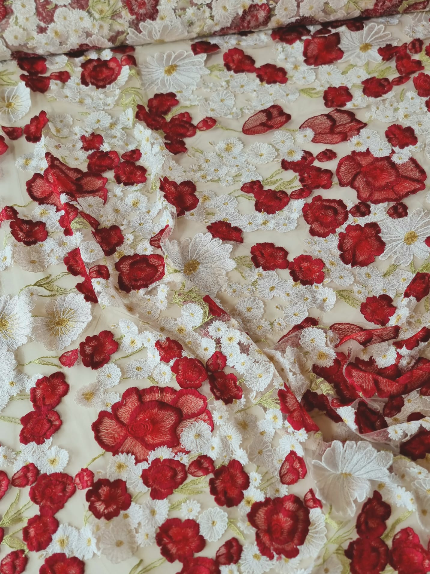 Tesatura premium - Dantela bogat brodata cu flori Albe si Roșii pe suport de tulle delicat Nude