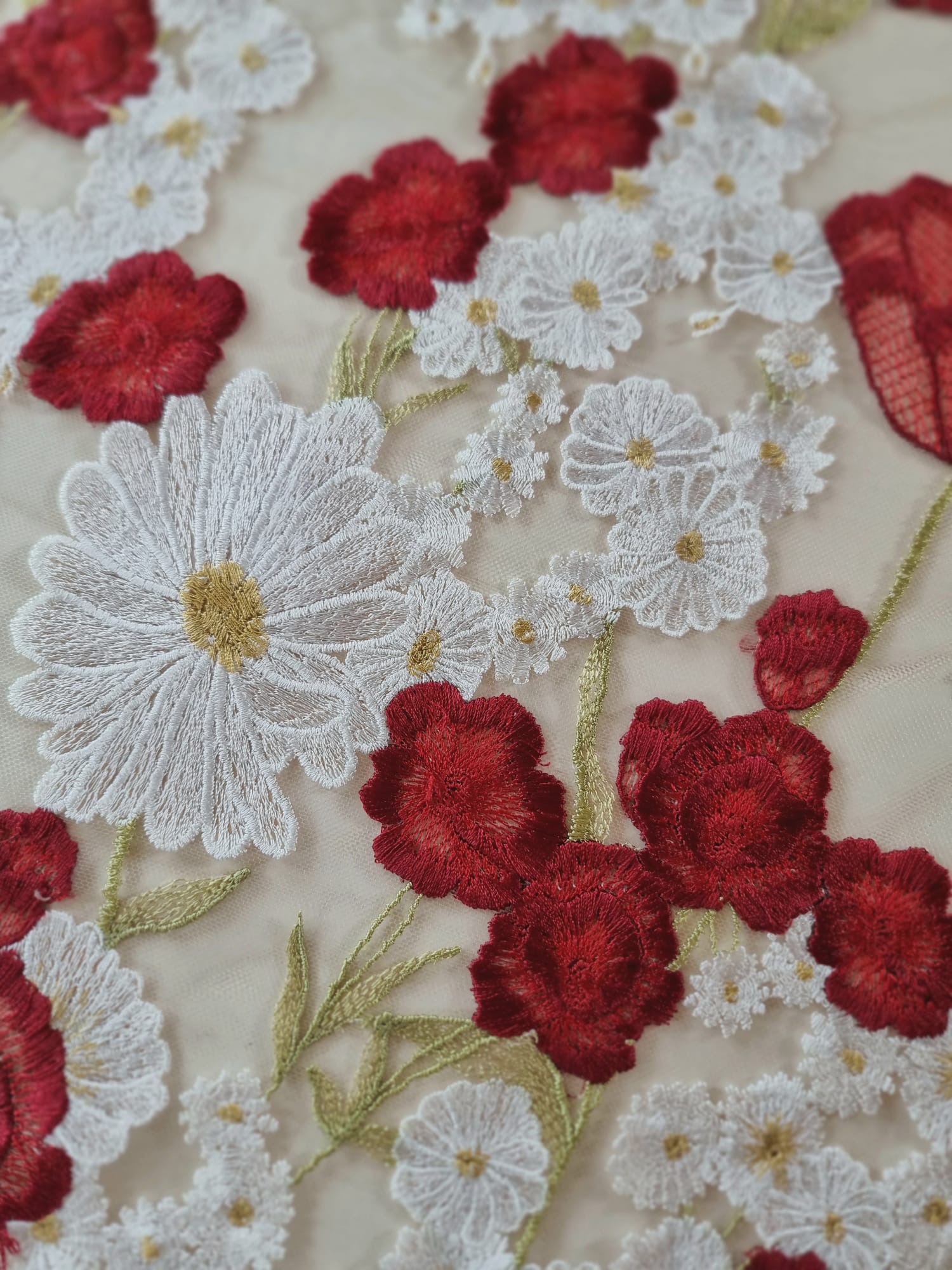 Tesatura premium - Dantela bogat brodata cu flori Albe si Roșii pe suport de tulle delicat Nude - imagine 5