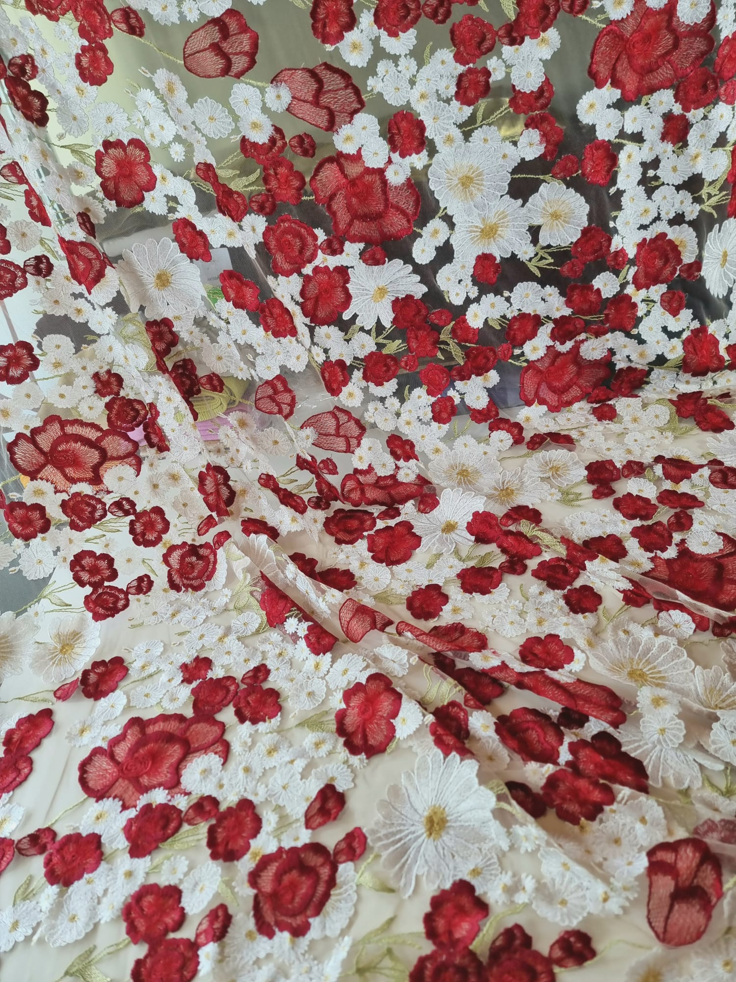 Tesatura premium - Dantela bogat brodata cu flori Albe si Roșii pe suport de tulle delicat Nude - imagine 3