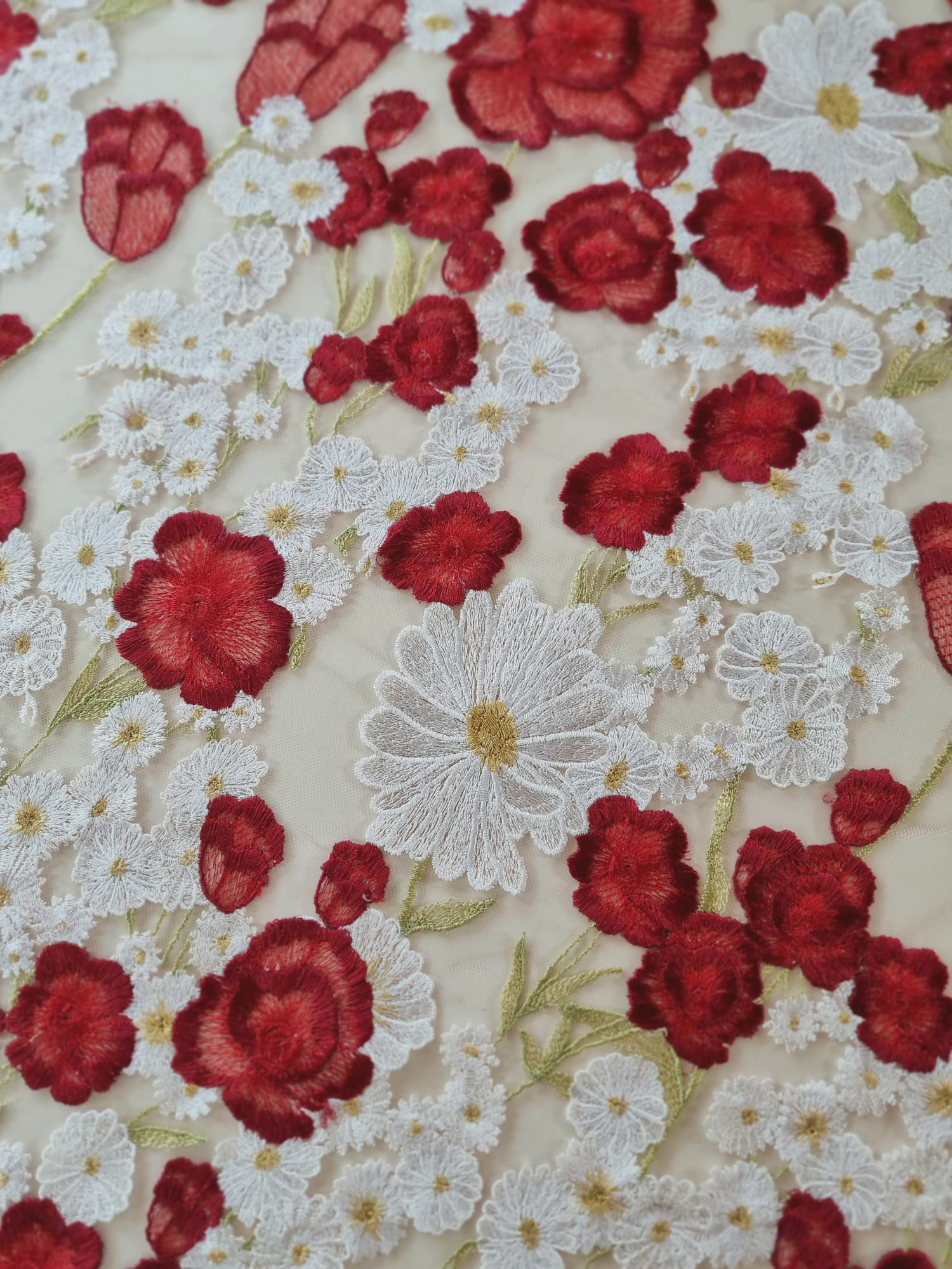 Tesatura premium - Dantela bogat brodata cu flori Albe si Roșii pe suport de tulle delicat Nude - imagine 8