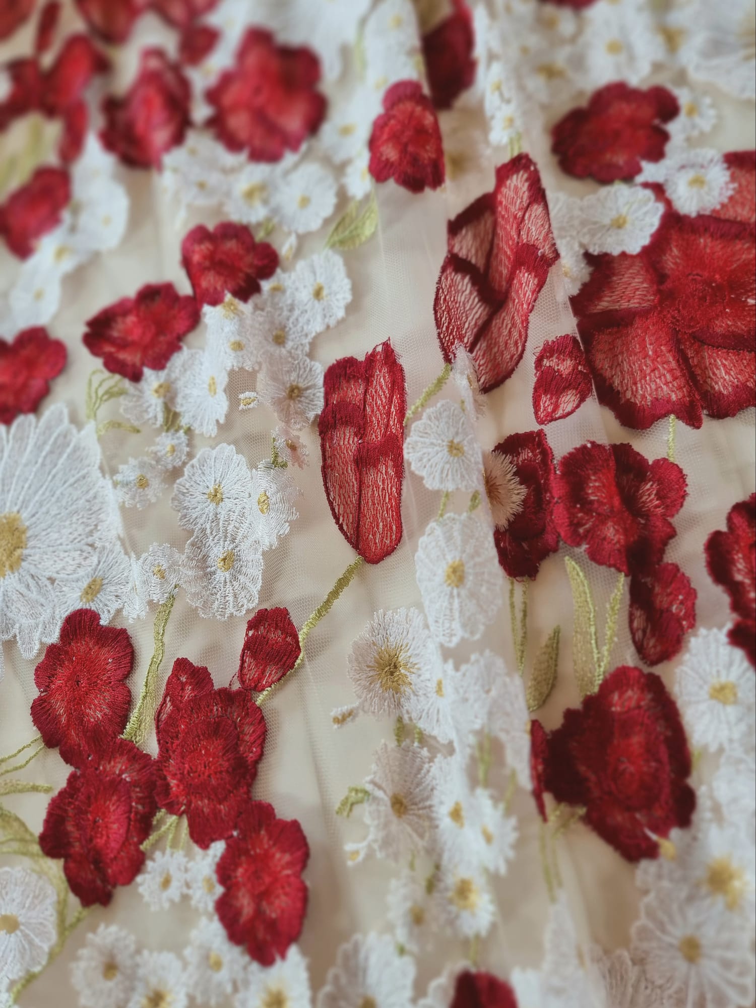 Tesatura premium - Dantela bogat brodata cu flori Albe si Roșii pe suport de tulle delicat Nude - imagine 7