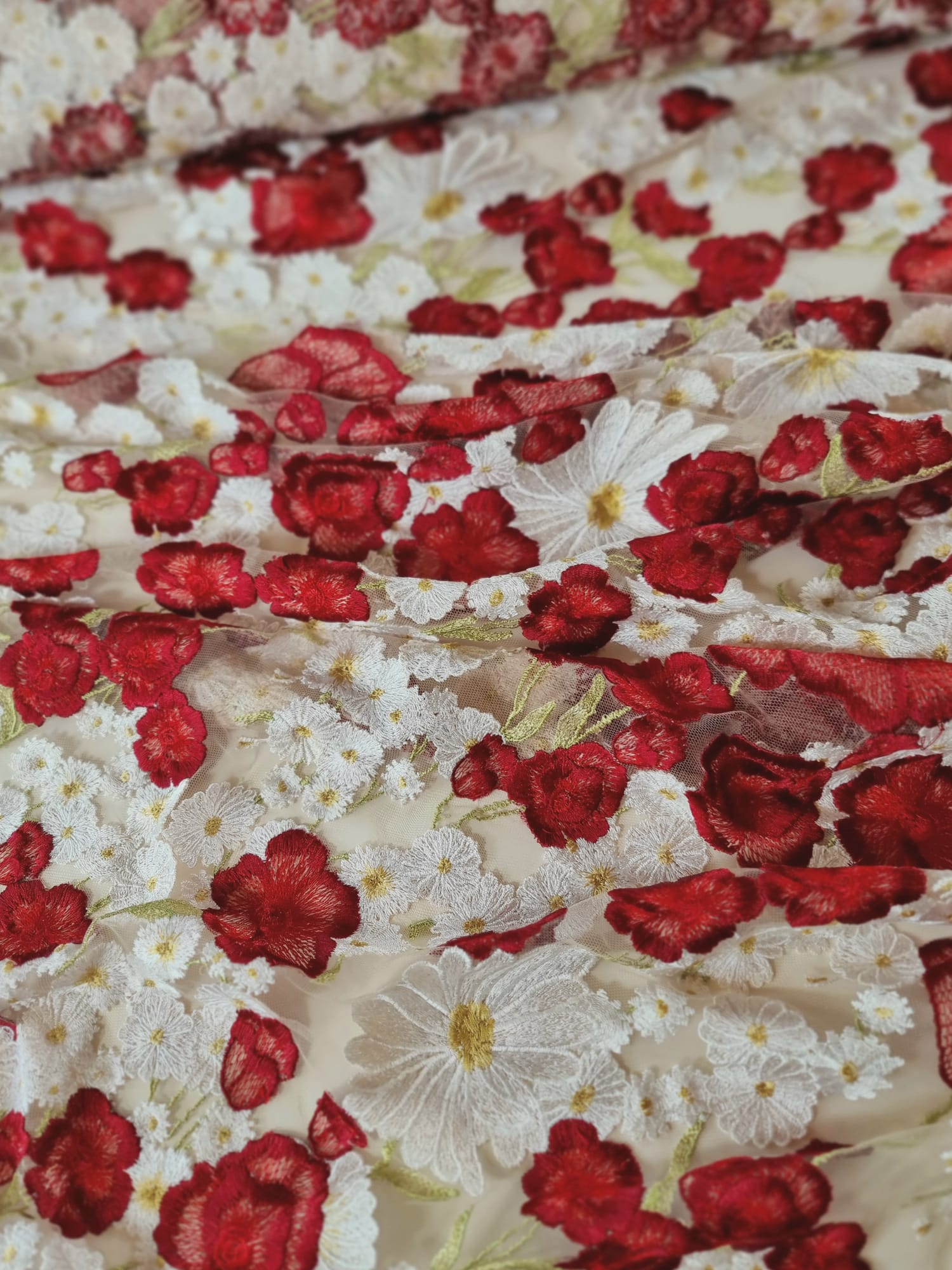 Tesatura premium - Dantela bogat brodata cu flori Albe si Roșii pe suport de tulle delicat Nude - imagine 10