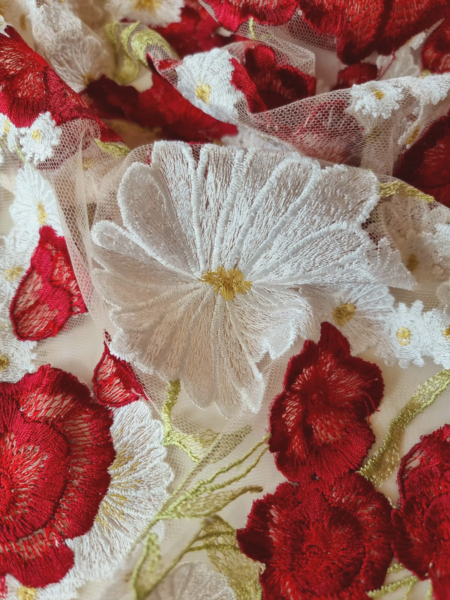 Tesatura premium - Dantela bogat brodata cu flori Albe si Roșii pe suport de tulle delicat Nude - imagine 9