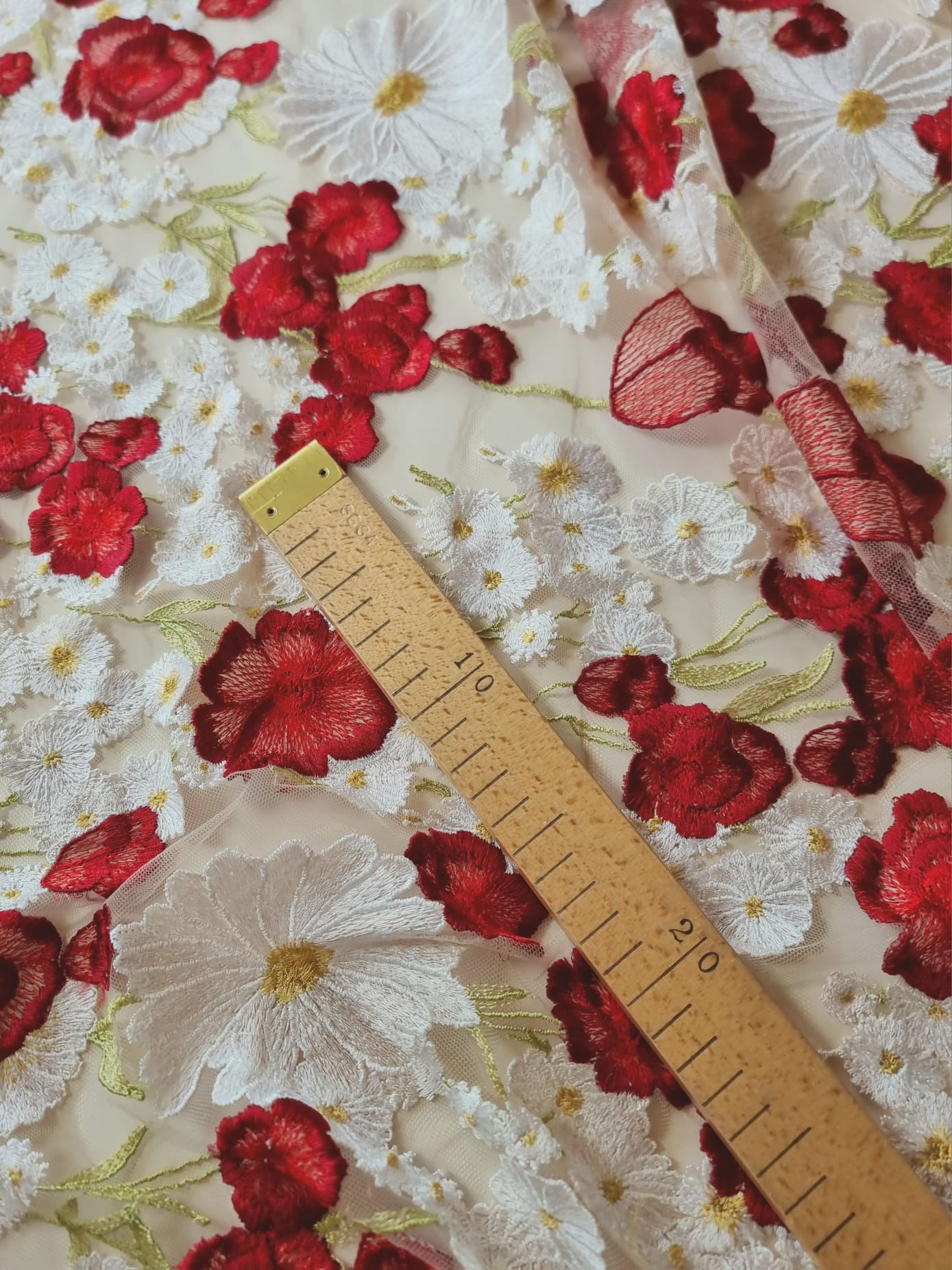Tesatura premium - Dantela bogat brodata cu flori Albe si Roșii pe suport de tulle delicat Nude - imagine 6