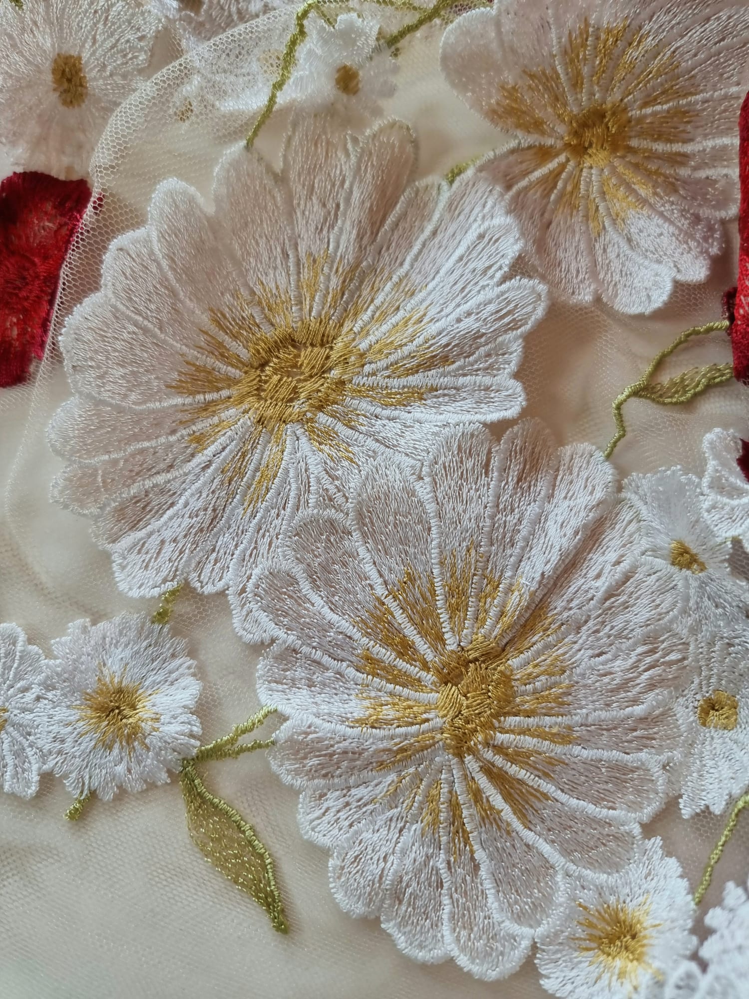 Tesatura premium - Dantela bogat brodata cu flori Albe si Roșii pe suport de tulle delicat Nude - imagine 4