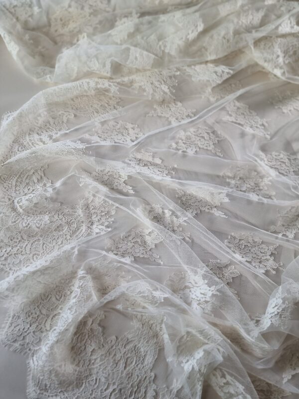 Tesatura premium – Dantela Chantilly design floral cu borduri laterale, Ivoire