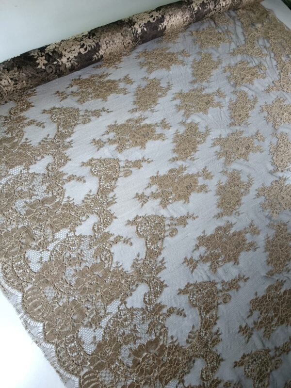 Tesatura premium – Dantela Chantilly Maro cu bej si design floral, cu bordură bilaterală