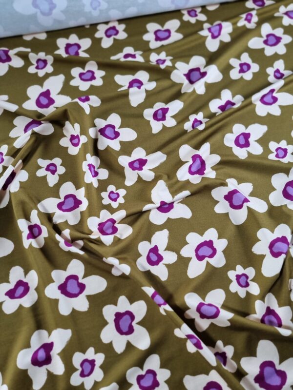 Tesatura jerse din viscoza cu imprimeu floral, Cyclamen / Alb pe fond Kaki