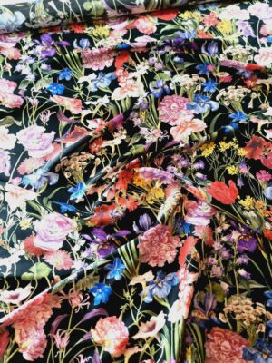 Tesatura shantung fin din matase naturala cu flori de gradina Multicolore pe fond Negru