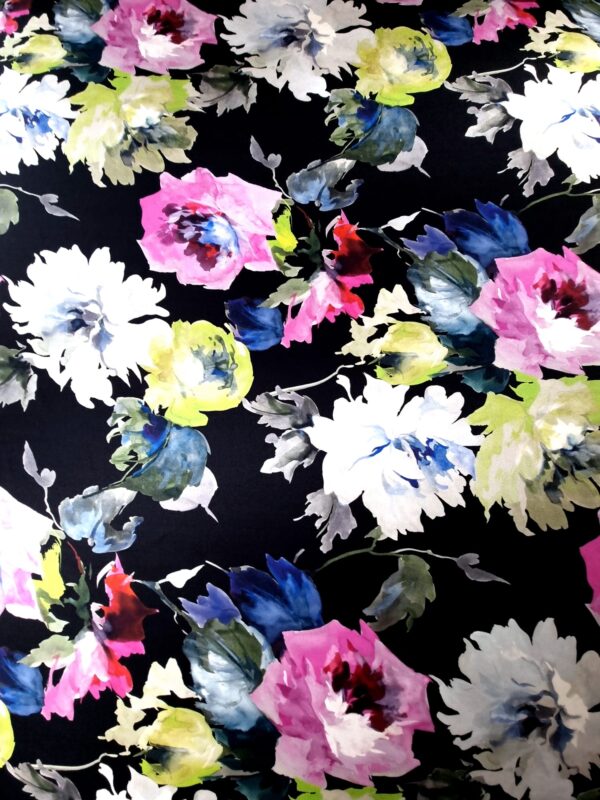 Tesatura din Matase Naturala – Imprimeu cu flori multicolore pe fond Negru