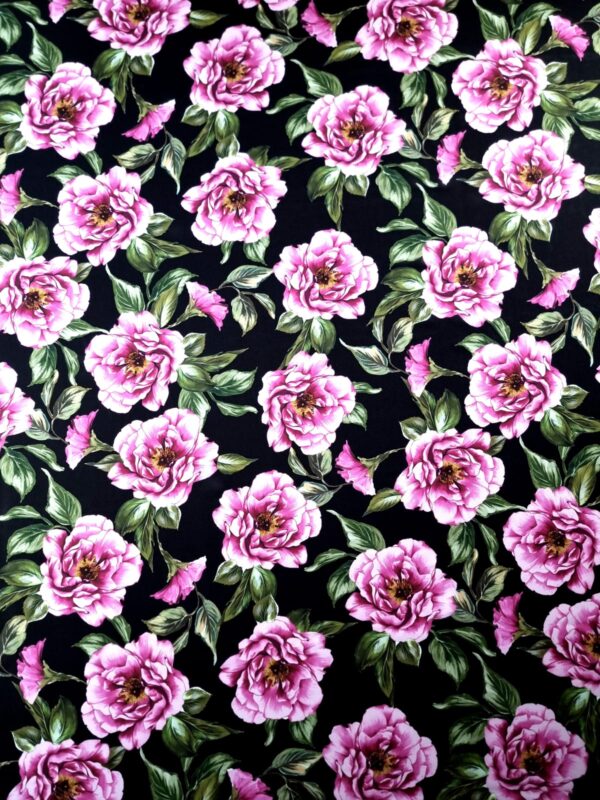 Voal din Matase Naturala – Imprimeu cu bujori Roz – Cyclamen pe fond Negru