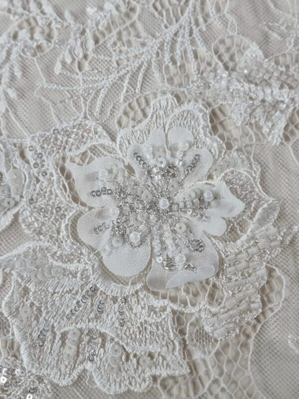 Dantela premium cu aplicații delicate – design floral cu mărgele,  Alb
