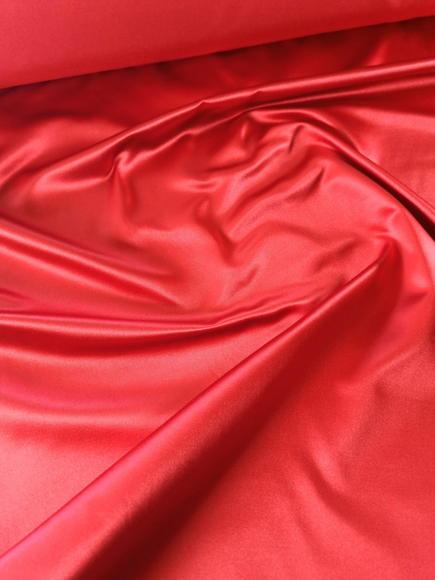 Tesatura tip tafta duchesse uni din matase naturala, Rosu