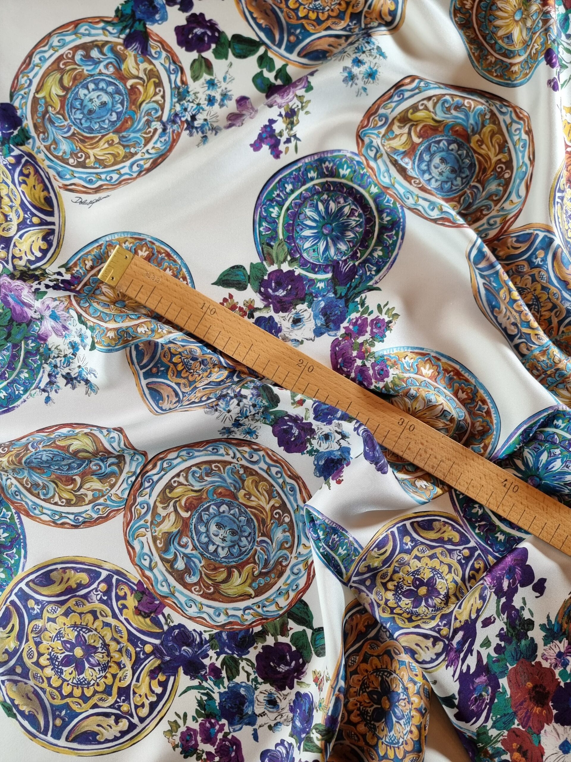 Tesatura twill din matase naturala - cu model floral si farfurii decorative, multicolor / ivoire - imagine 6