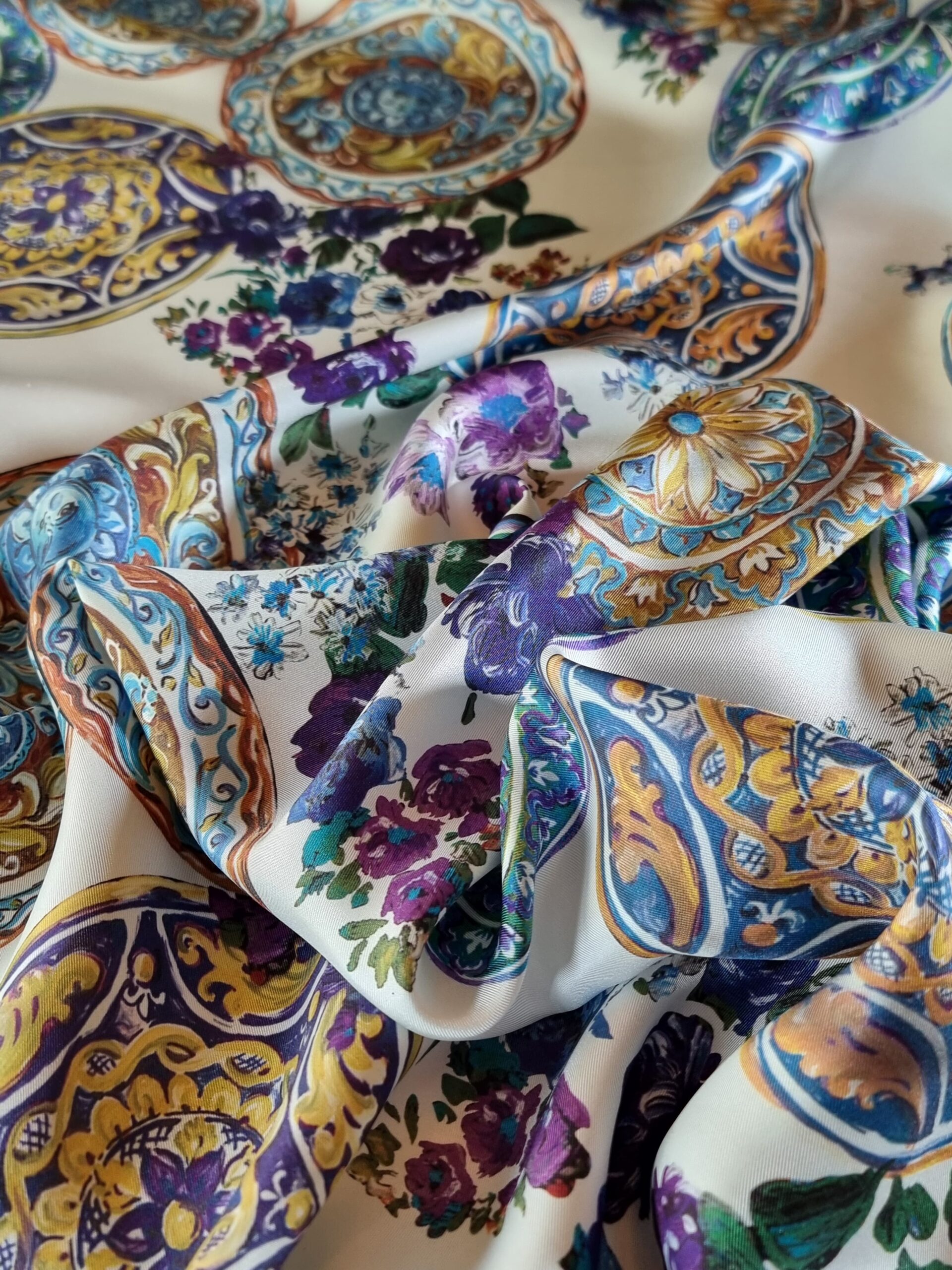 Tesatura twill din matase naturala - cu model floral si farfurii decorative, multicolor / ivoire - imagine 8