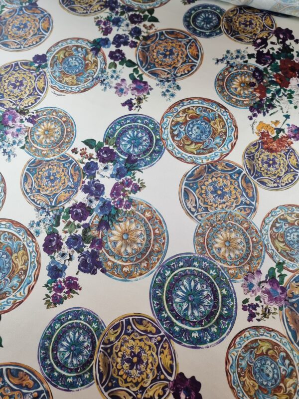 Tesatura twill din matase naturala  – cu model floral si farfurii decorative, multicolor / ivoire