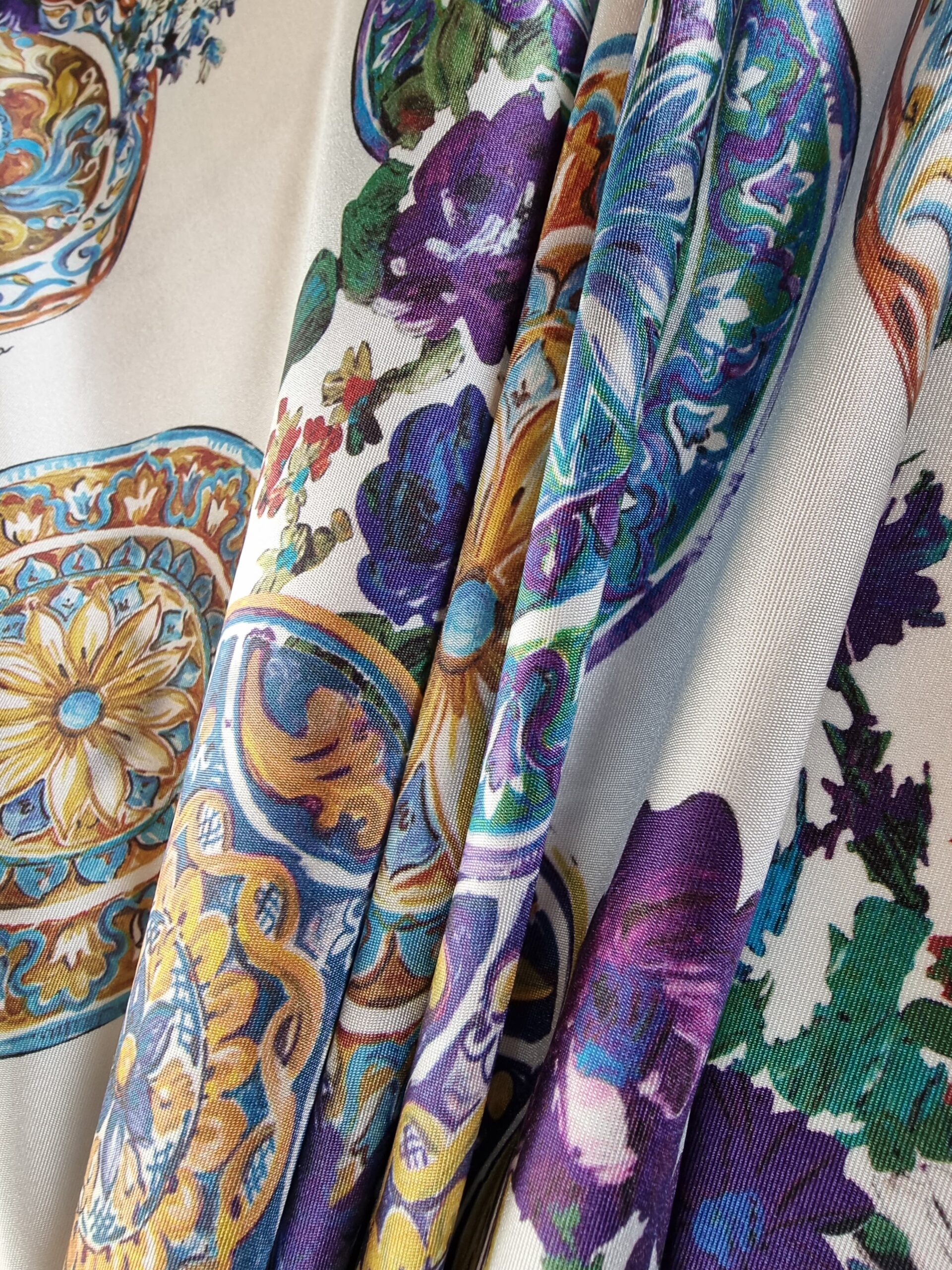 Tesatura twill din matase naturala - cu model floral si farfurii decorative, multicolor / ivoire - imagine 9