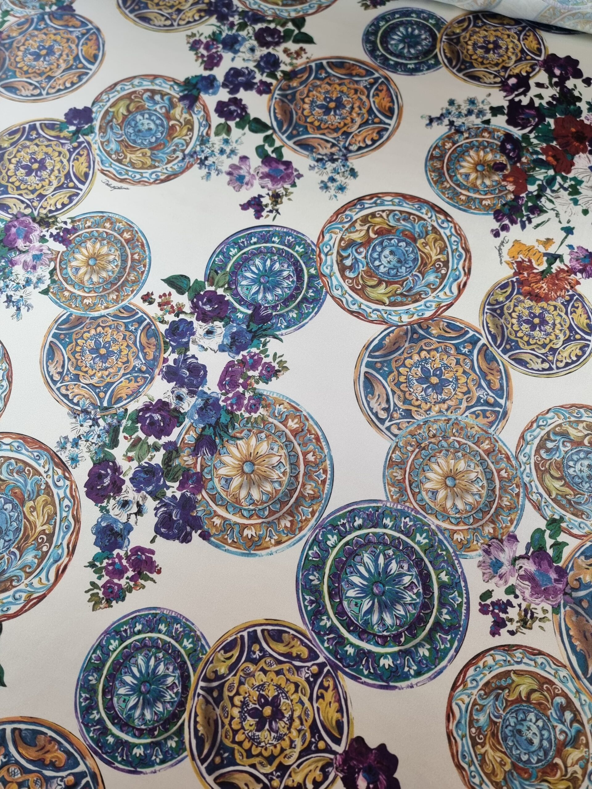 Tesatura twill din matase naturala - cu model floral si farfurii decorative, multicolor / ivoire