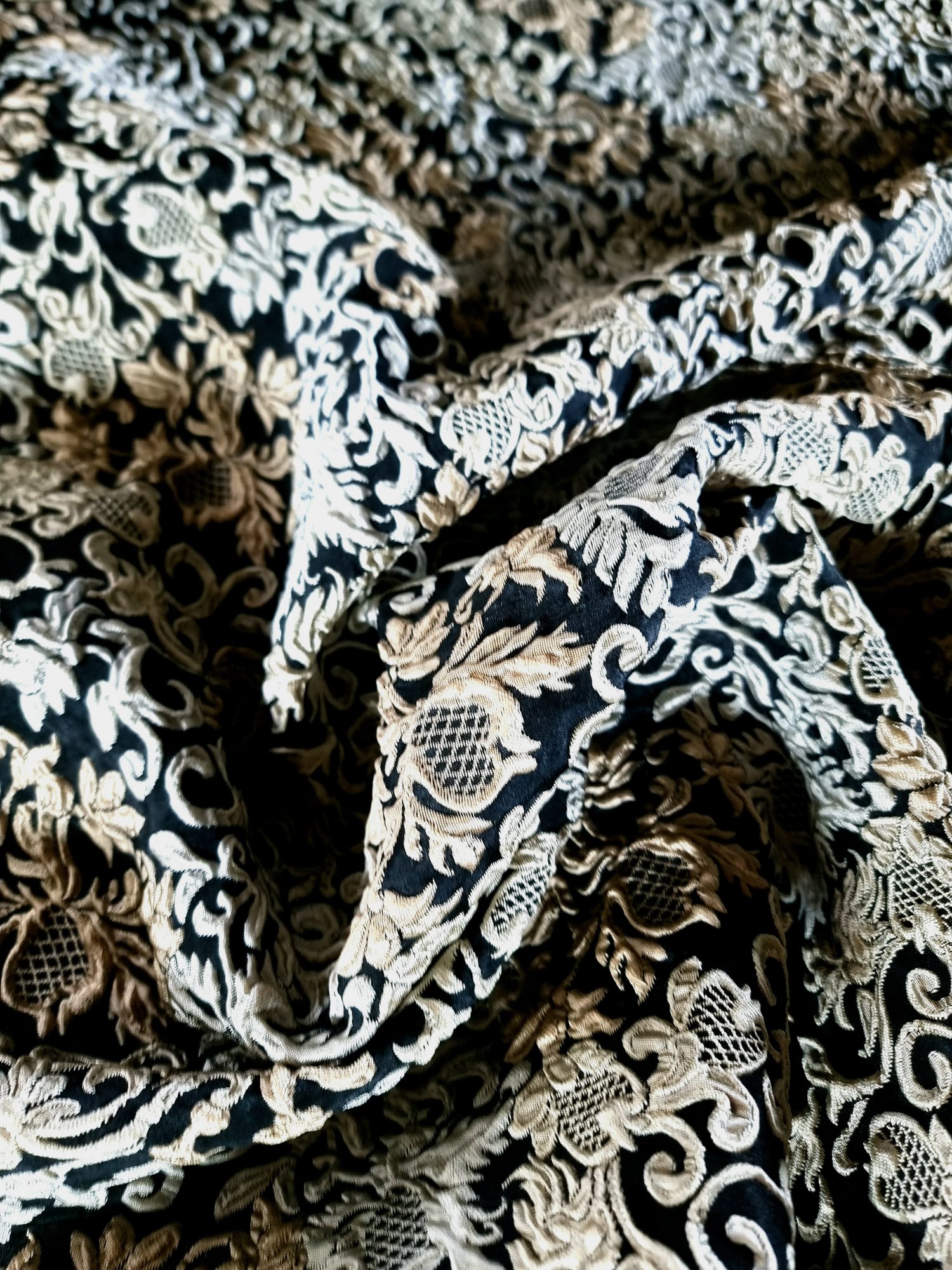 Tesatura Brocart - design royal usor reliefat, Bej deschis pe fond Negru - imagine 9