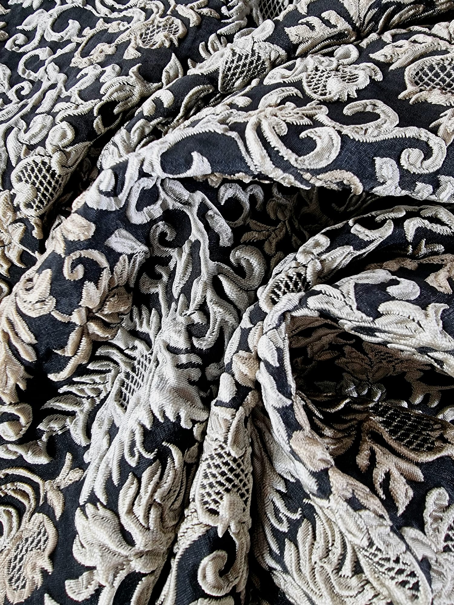 Tesatura Brocart - design royal usor reliefat, Bej deschis pe fond Negru - imagine 3
