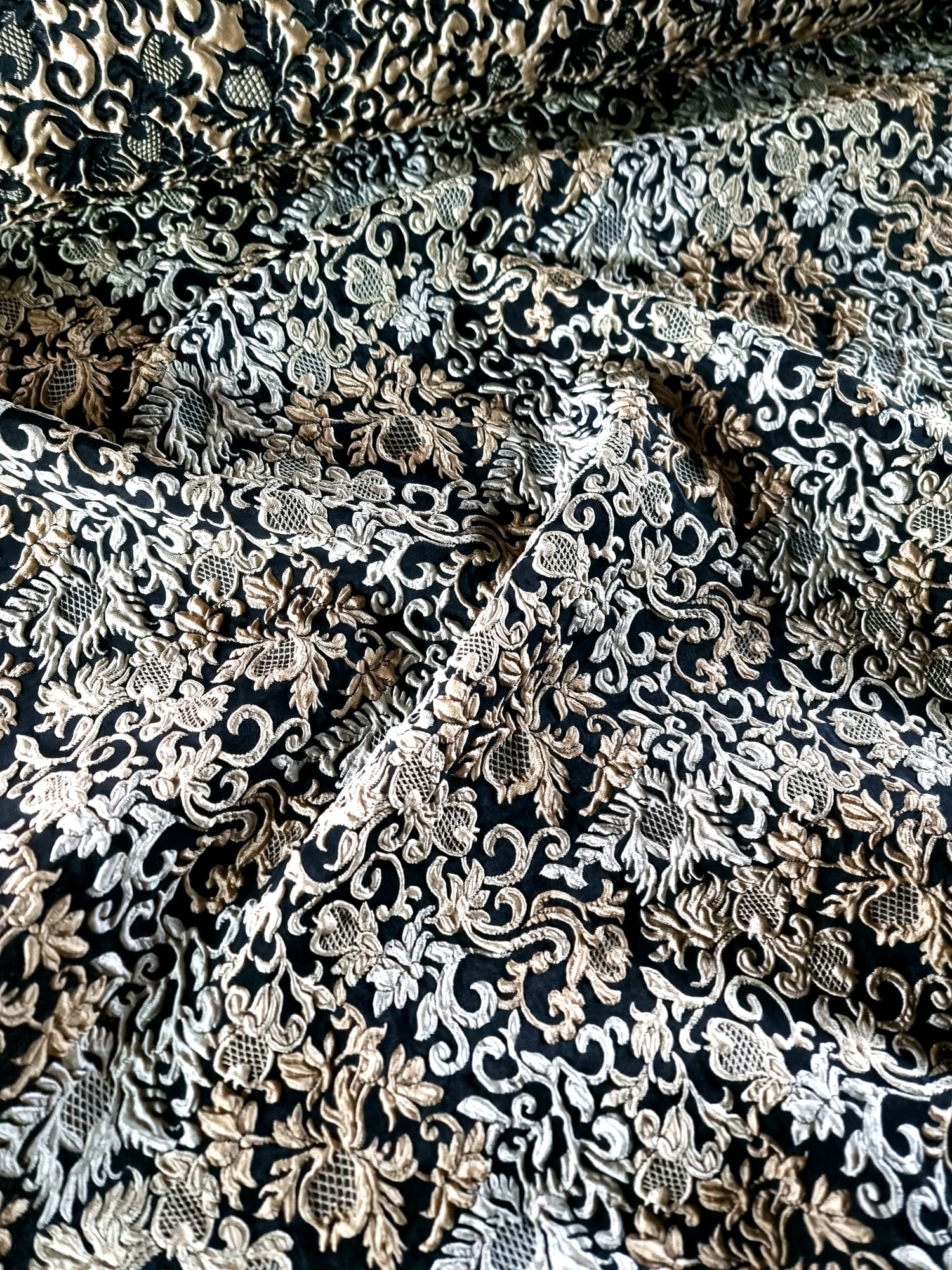 Tesatura Brocart - design royal usor reliefat, Bej deschis pe fond Negru
