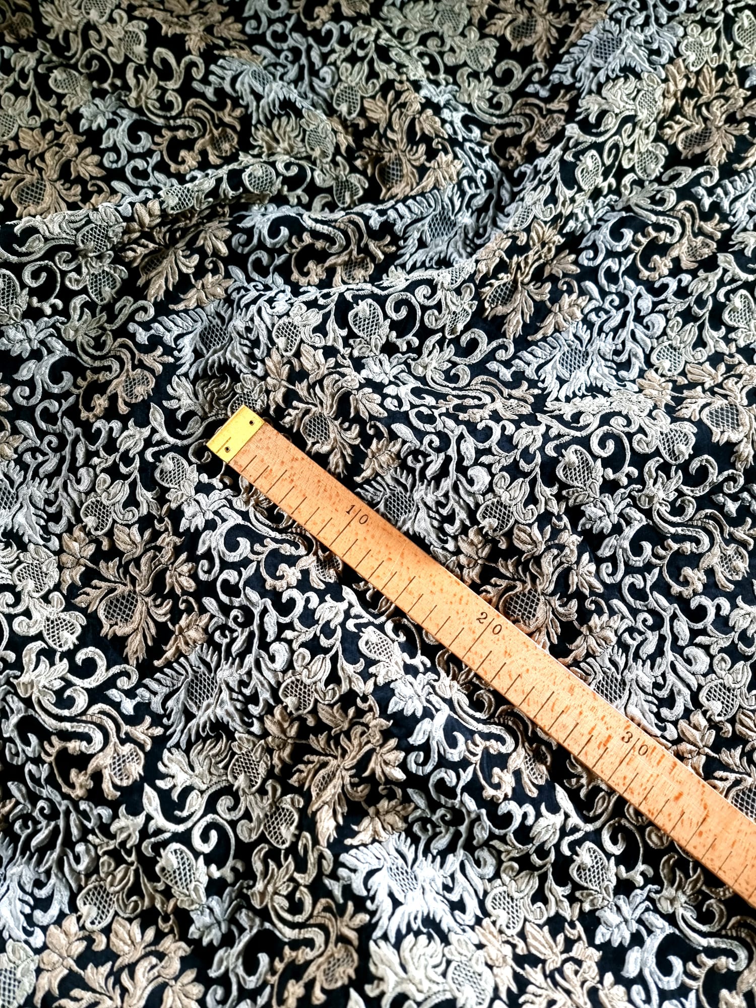 Tesatura Brocart - design royal usor reliefat, Bej deschis pe fond Negru - imagine 2