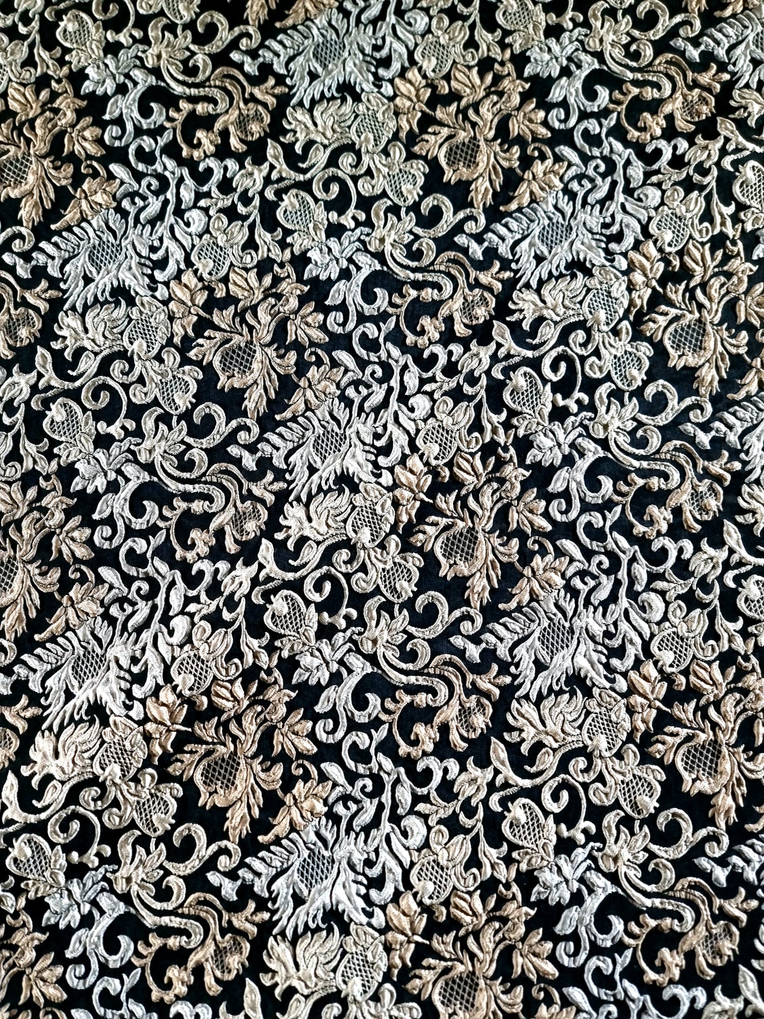 Tesatura Brocart - design royal usor reliefat, Bej deschis pe fond Negru - imagine 4