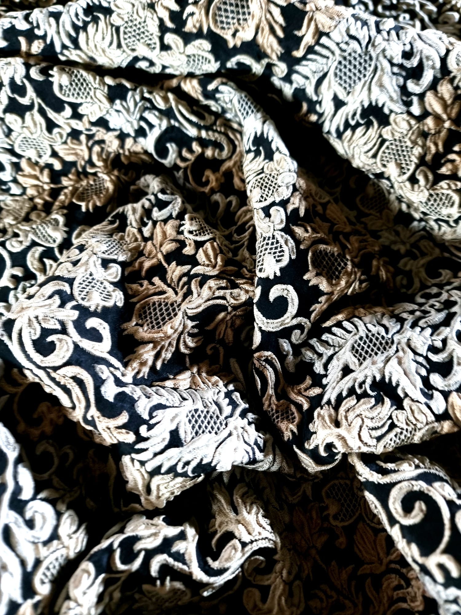 Tesatura Brocart - design royal usor reliefat, Bej deschis pe fond Negru - imagine 5