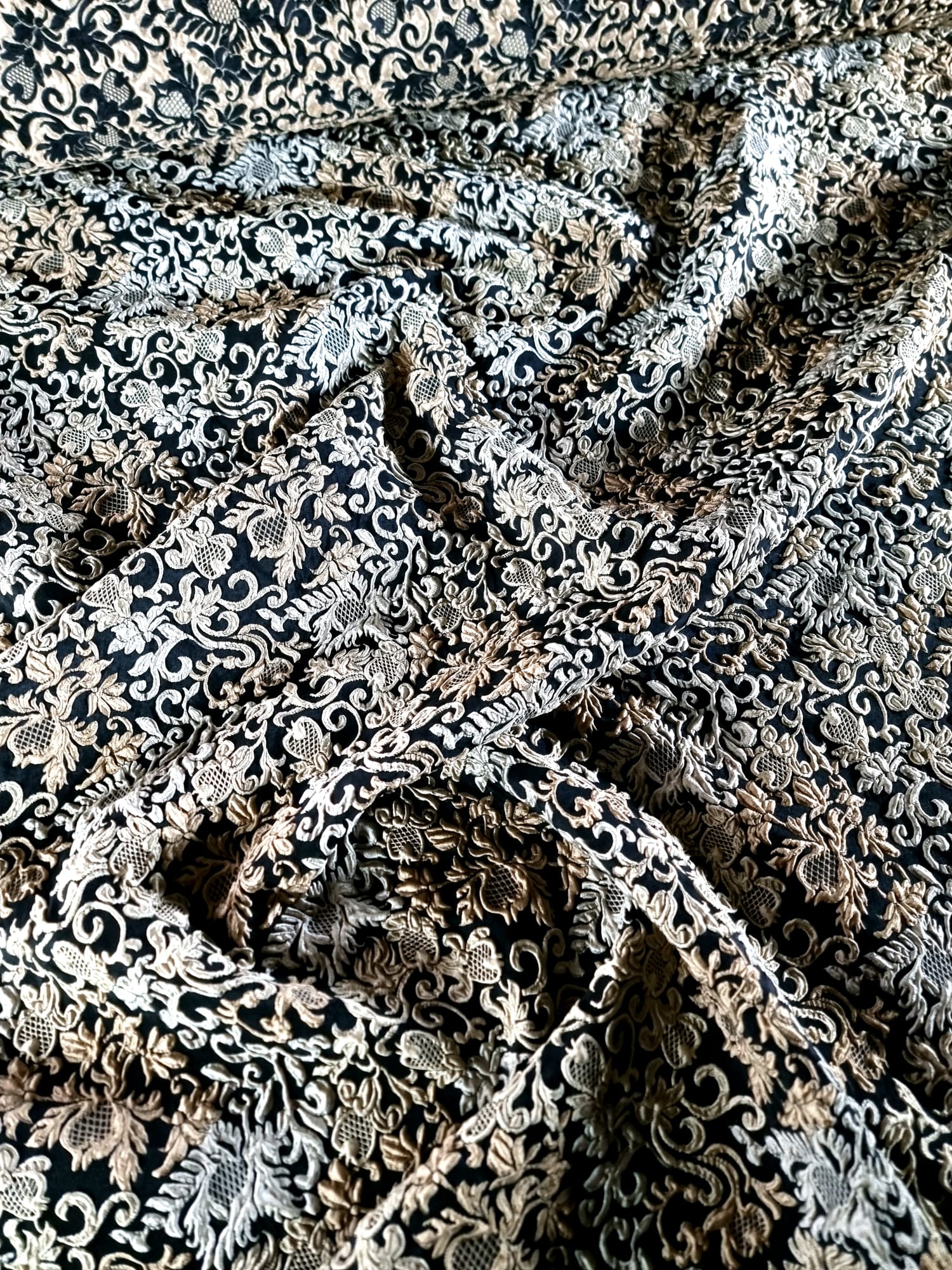 Tesatura Brocart - design royal usor reliefat, Bej deschis pe fond Negru - imagine 8