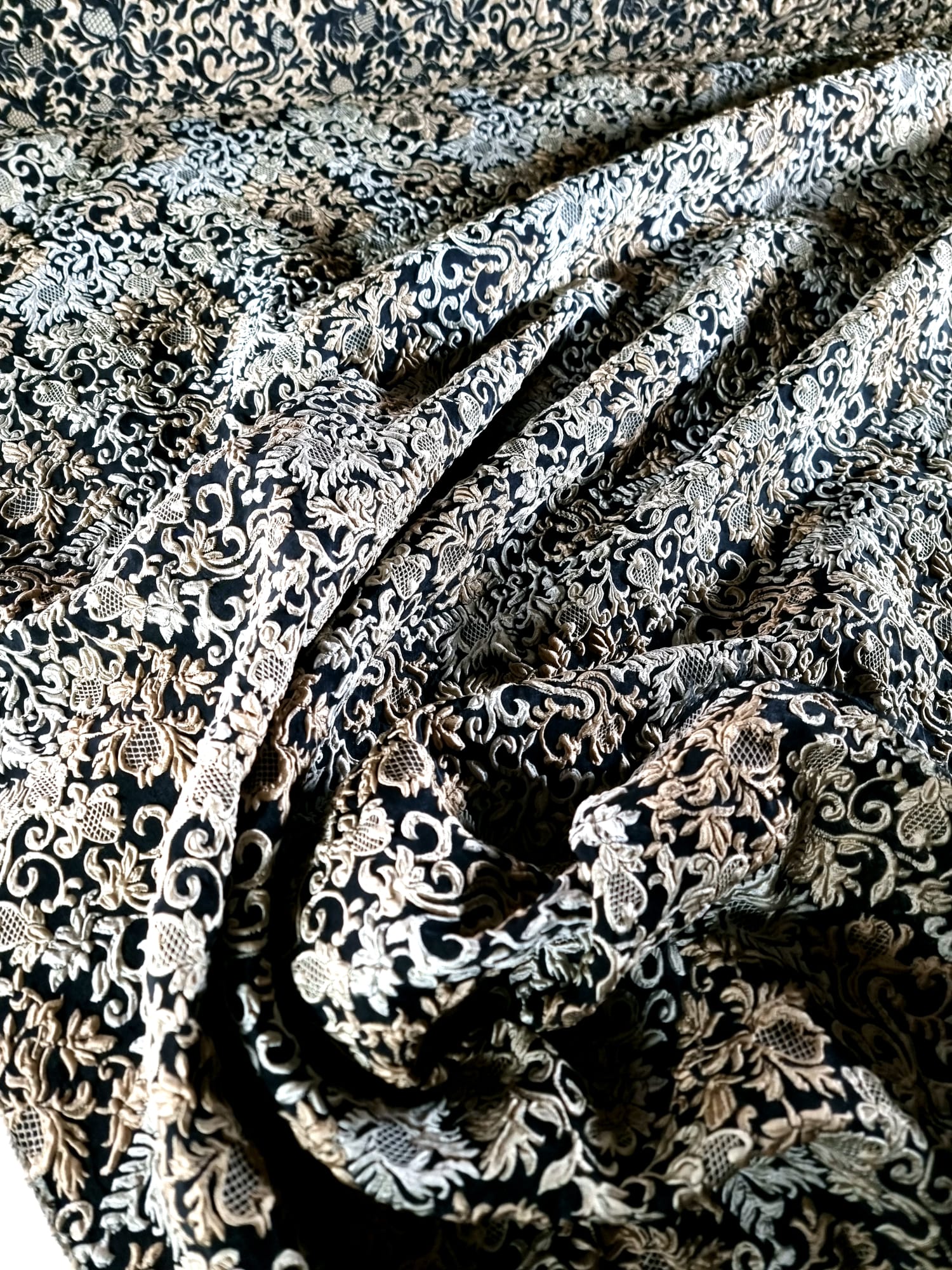 Tesatura Brocart - design royal usor reliefat, Bej deschis pe fond Negru - imagine 6