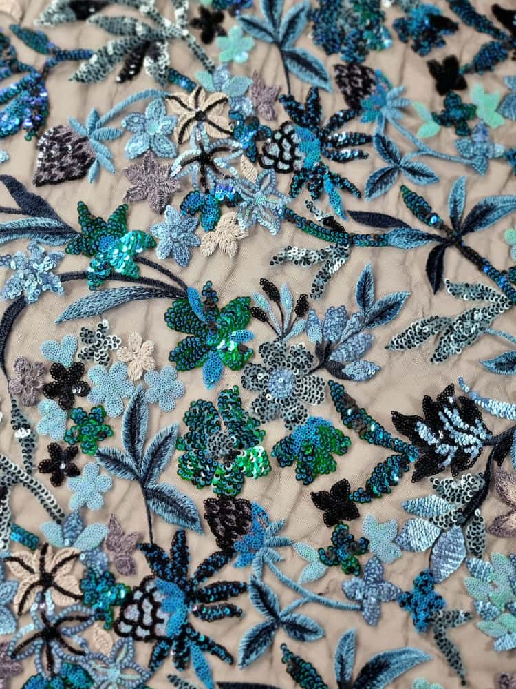 Broderie cu paiete pe suport de tulle Bleumarin usor elastica , brodata cu flori in nuanțe de albastru